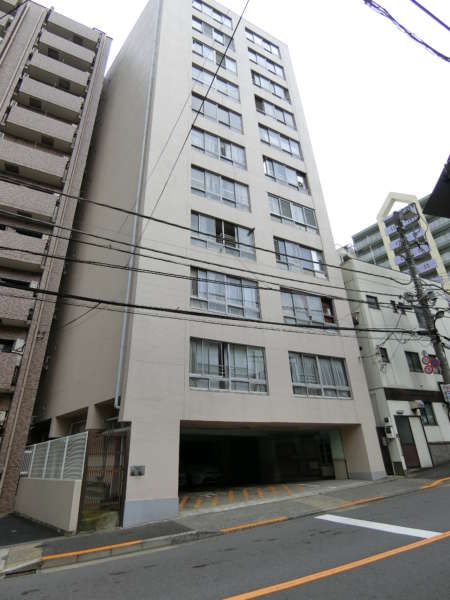 ハセガワハイツ外観共用部6｜マンションの南西側からのファサードです。Ｌ字の構造になっています。半地下部分は駐車場となっています。