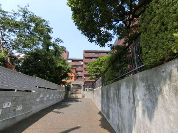目白ガーデンハイツ外観共用部12｜南側には低層の住宅地が広がります。