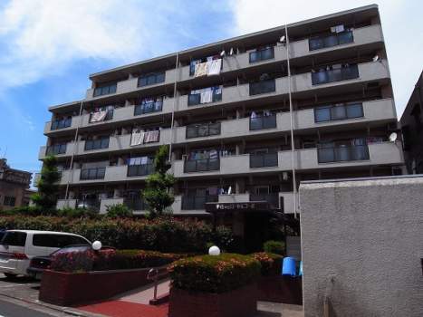 千住第２ローヤルコーポは昭和56年築、6階建てのマンションです。