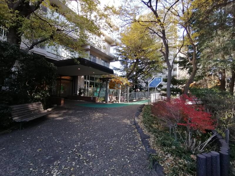 サンシティＤ棟2階エントランス１｜こちらは2階のエントランスです。