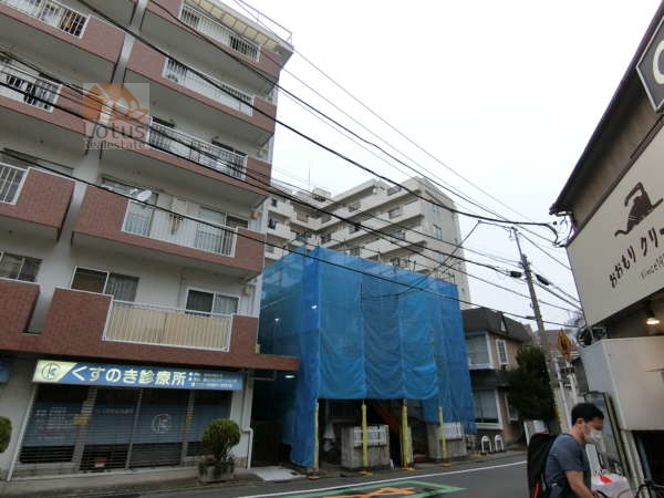 ヴィラフローラ中野坂上外観共用部5｜敷地はＬ字の少し変わった計上です。入り組んで見えます。
