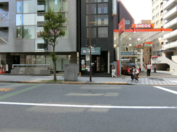物件へはわずか３～４分のところです。駅の出口を出るとすぐ道路に出ますが、わたります。