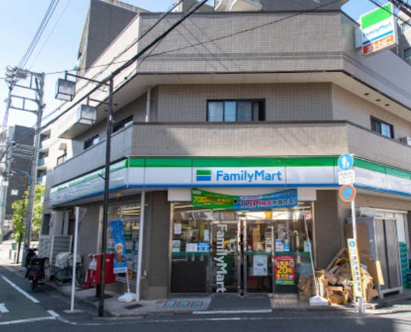 ファミリーマート 四谷若葉店600｜徒歩4分に「ファミリーマート 四谷若葉店」があります。