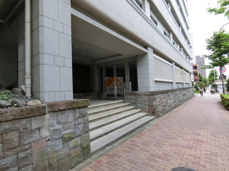 豊玉マンションエントランス (2)｜スロープなどがあるとよいのかもしれませんが、ありませんでした。