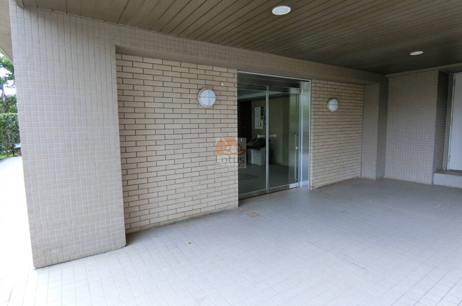 アリーナコースト参番街エントランス1｜建物がメインエントランスとは離れたところにあります。外部の回廊を通って参番街のエントランスに至ります。