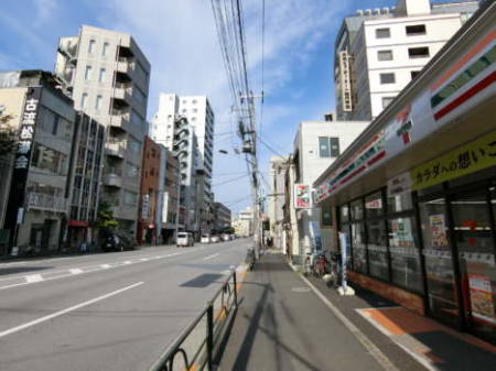 グランドメゾン本郷三丁目アプローチ-2｜本郷三丁目方面はごちゃごちゃしたところがなく、表通りから一本入ると住宅地です。コンビニの横を通ります。