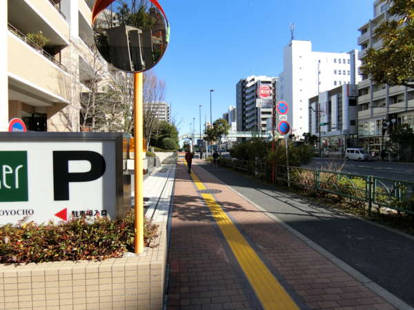 南砂住宅アプローチ13｜永代通り沿いに大型マンションの脇を通り過ぎます。