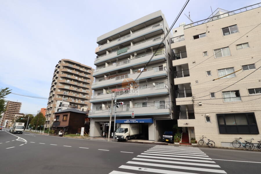 日東コーポ言問は昭和55年築、7階建てのマンションです。墨堤通り沿いに立地します。曳舟駅、押上駅が利用可です。