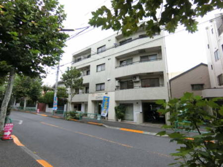 パレドール西荻窪外観共用部1｜パレドール西荻窪まできました。西荻窪駅より徒歩１０分圏内の住宅地にあります。このあたりでは、バス通りといえど静かな印象をうけます。