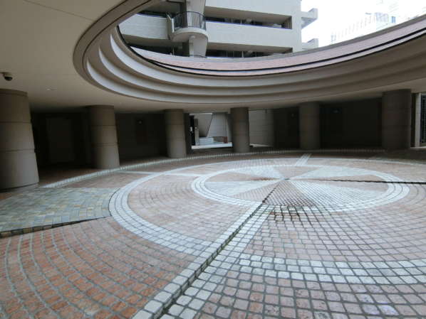 藤和菊川ホームズ外観・共用部2｜メインエントランスから入るとこのような感じです。広々としたパティオになっています。