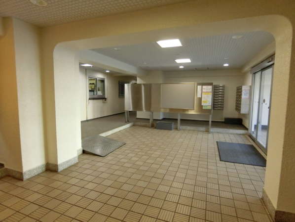 東建池袋要町マンション外観共用部6｜東建池袋要町マンションのエントランスホールの様子です。適切に清掃されて整然としています。左手は管理人室があります。