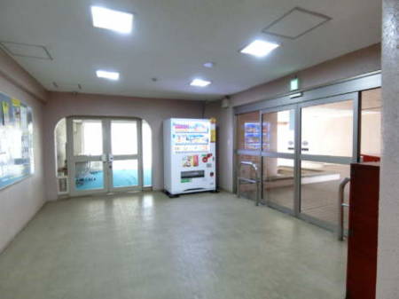 日商岩井綾瀬マンション　エントランス3｜管理業務スペースのある空間です。
