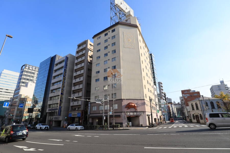 両国グレースマンション外観2｜一階に大きな猪の看板が目印の「ももんじや」が入っているのですぐにわかります。