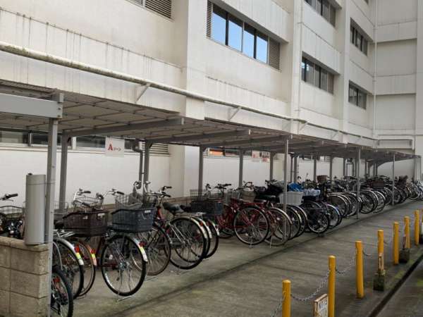 高田馬場住宅共用部２｜屋根付きの駐輪場です。