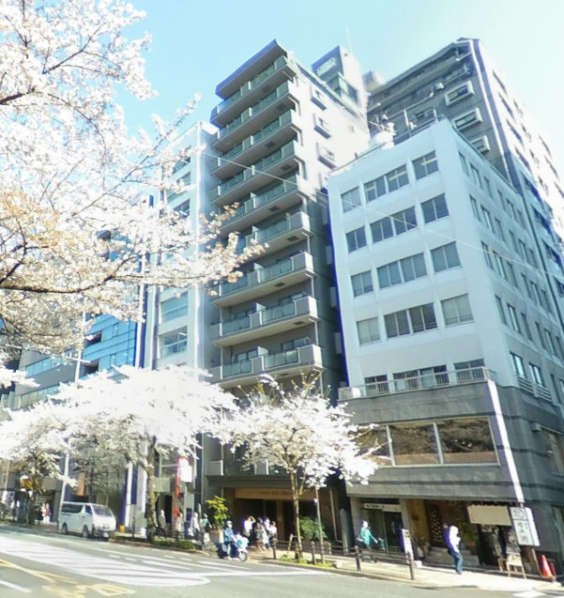 ライオンズシティ九段外観２｜ライオンズシティ九段は平成１０年築の１４階建てマンションです。靖国通り沿いにあり、目の前には靖国神社があります。最寄り駅は市ヶ谷駅で、九段下駅、神保町も徒歩圏内の利便性の良い立地です。