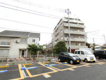 外観を少し離れて撮影。高台の上と感じ取れますでしょうか。