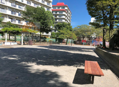 梅田亀田公園1｜さらに、建物西側には梅田亀田公園に隣接しています。滑り台があります。
