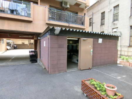 赤門ロイヤルハイツ外観共用部-4｜ゴミ置き場は建物に隣接する別棟で、敷地内にあります。実際問題、Ｇ君たちも分離されていいかもしれません。２４時間出しても大丈夫とお聞きしています。