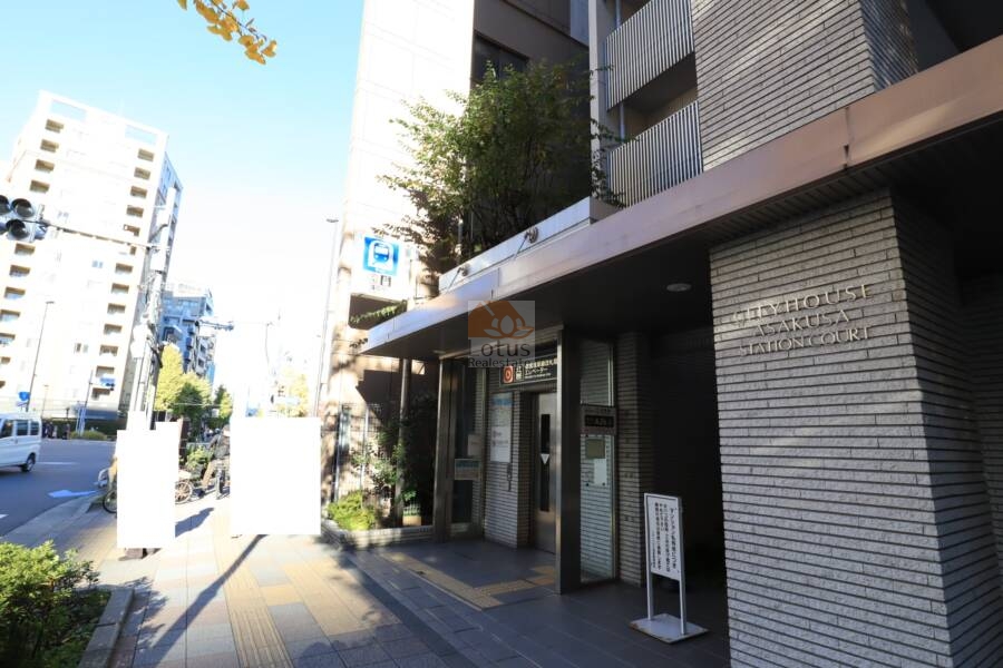 シティハウス浅草エントランス2｜エントランスは地下鉄乗り場と面しているという希少なロケーション。