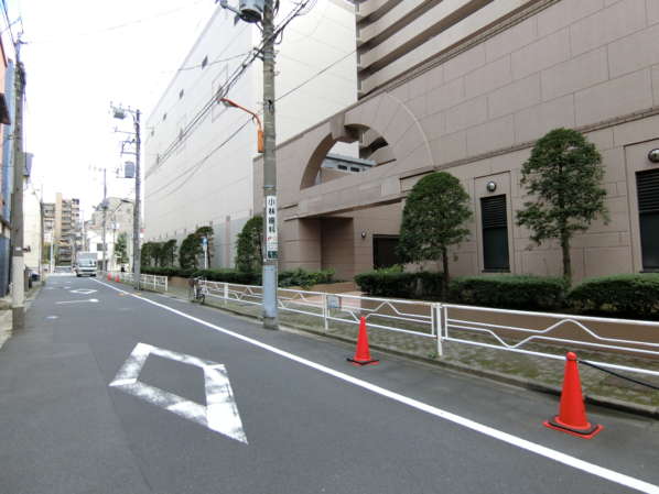 藤和菊川ホームズ外観・共用部4｜エントランスは大通り（三ツ目通り）から１本入ったところで静かなロケーションになっています。