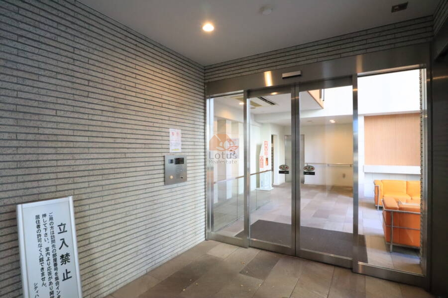 シティハウス浅草共用部1｜整然としたエントランスを入ります。シティハウス浅草ステーションコートのエントランスはオートロックになっています。繁華街に近いマンションですが安心ですね。
