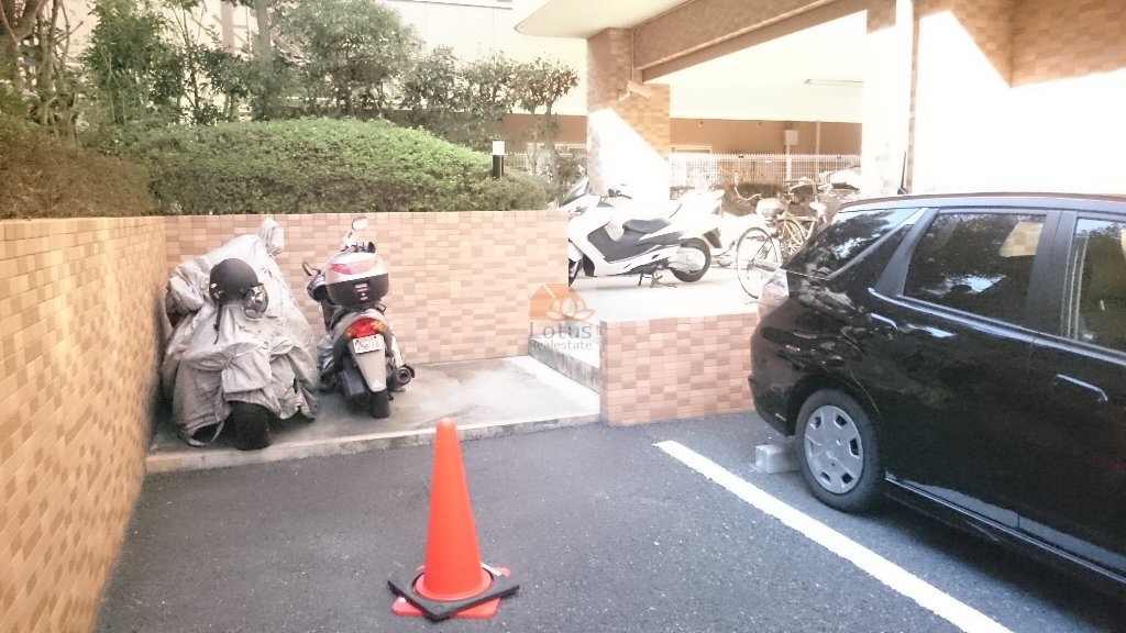 ヴァンクールサウス葛西 バイク置場｜バイクは屋根付きの設計とブロックで仕切られた専用スペースで、大型車両にも対応しています。