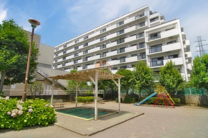 東急ドエルアルス千歳烏山外観１｜東急ドエルアルス千歳烏山は昭和59年築、8階建てのマンションです。