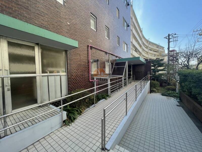 富士見ハイムエントランス１｜エントランスアプローチはスロープ仕様で、バリアフリーに配慮されています。