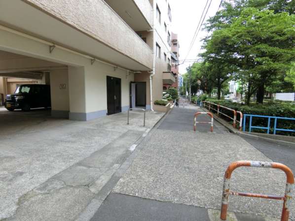 梅島ハイツ外観共用部13｜マンションとマンション前の緑道です。