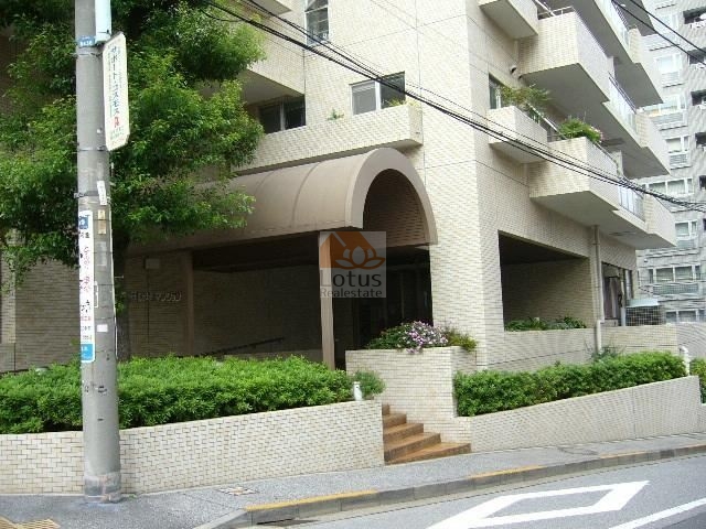 朝日動坂マンションエントランス1｜朝日動坂マンションのエントランス1は、アーチ状の庇とタイル張りの外壁が目印で、重厚感と清潔感を兼ね備えた入り口です。