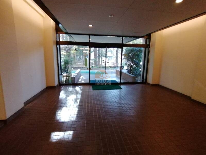 サンシティＤ棟2階エントランス３｜1階よりもすっきりとして広々しています。お客様はこちらからお迎えするとよいでしょう。