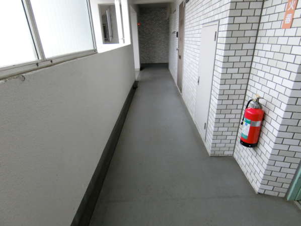 東海文京マンション外観・共用部7｜各階のフロアも、古い建物ですが適切に管理されている様子がうかがえます。