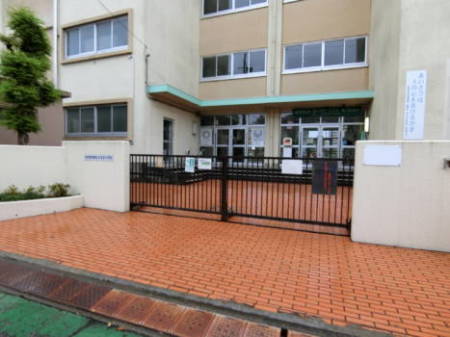 駅からの途中、末広小学校の門の脇を通ります。ここまで来ると金町シティハイツは近いです。