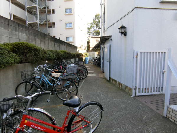 イトーピア豊玉マンション外観共用部6｜敷地内に駐輪場があります
