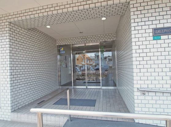 信和江戸川マンションエントランス２｜１階に「ローソン 江戸川中央店」と「朝日信用金庫新小岩支店大杉出張所」があります。
