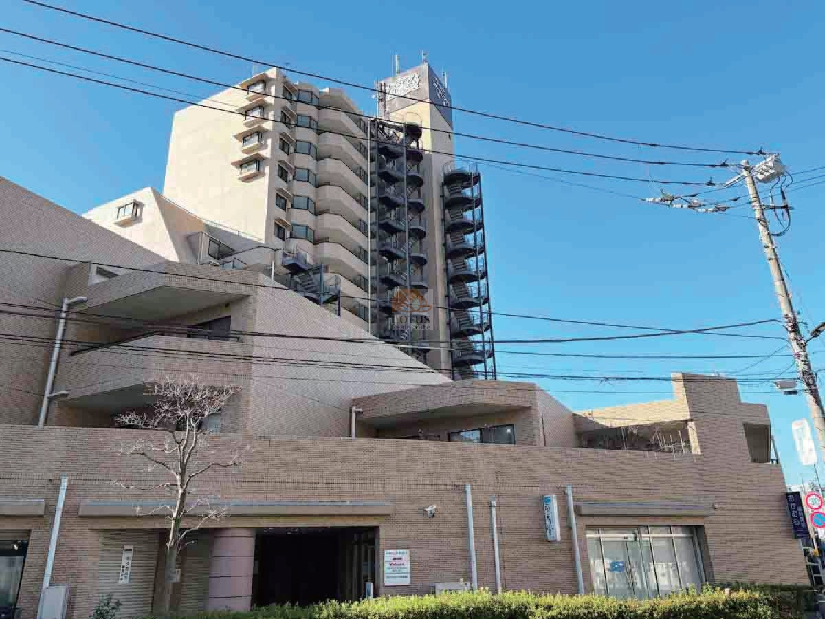 通り沿いに広がる低層部の量感と、上階へ伸びる住棟のリズムが重なり、街並みに安定感を与える外観です。総戸数166戸のスケールがつくるゆとりが感じられ、梅島駅徒歩3分という距離感も相まって、朝夕の行き来が軽やかに整う印象といえます。