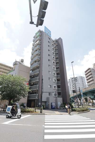 レガリアレジデンス南千住ウインドシティ外観1｜「南千住」駅から徒歩６分と通勤・通学に便利な立地です。日光街道と旧日光街道の交差点にあり非常に視認性の高いロケーションです。