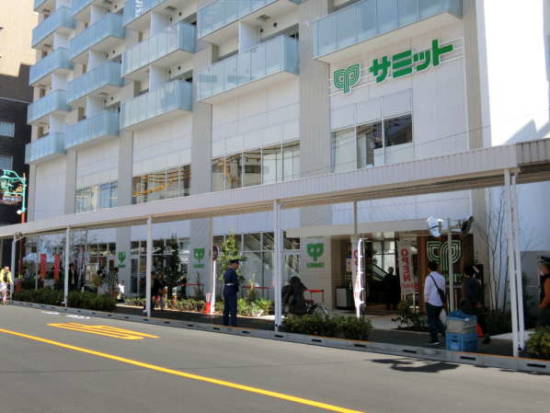 ハイファイフラット外観共用部1｜マンションの北側に「サミット」が隣接しています。たいへん便利です。