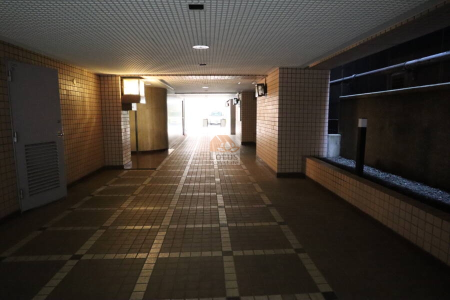 グランドメゾン一番町共用部1｜駐輪場に向かう車路とエントランスのアプローチを兼用しています。