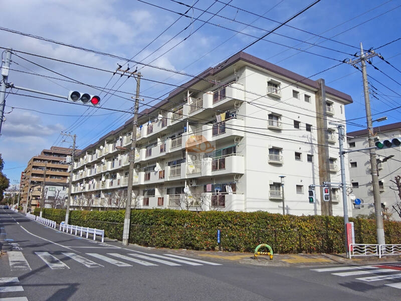 南砂一丁目エステート第１号棟外観１｜南砂一丁目エステートは横十間川親水公園近くの住宅街にあります。１号棟と２号棟、３号棟からなる大規模マンションです。２号棟の前には区立第二南砂中学校があります。