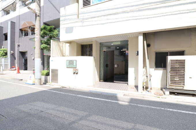 ライオンズマンション亀戸エントランス1｜イオンズマンション亀戸のエントランスは裏手に設けられており、駐車場やオートロックはありません。