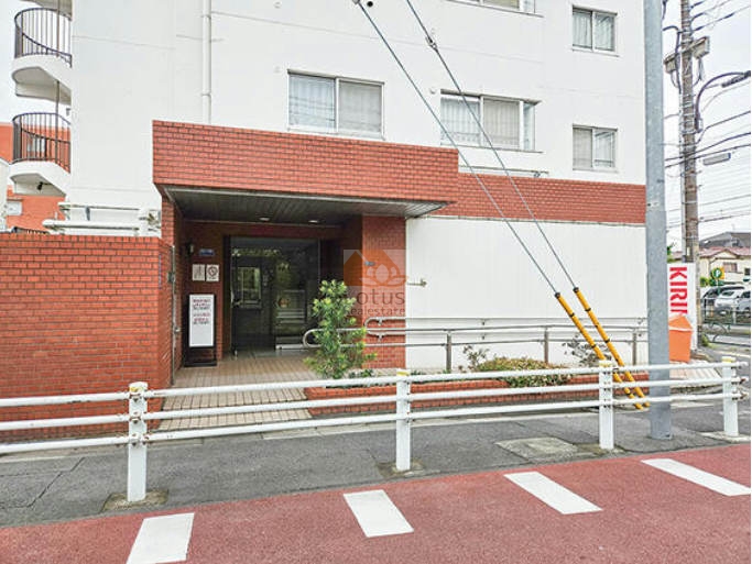 クレール金町エントランス１｜エントランス周辺は赤レンガ調の壁がアクセントです。