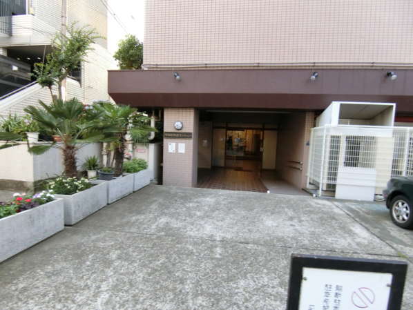 早稲田永谷マンション外観共用部1｜奥行きのあるアプローチです。