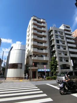 藤和仲御徒町コープは南向きのマンションです。前面道路は多通りですが、地方とつながる道路ではないので、夜間は比較的交通量も少な目になるのではないかと思います。