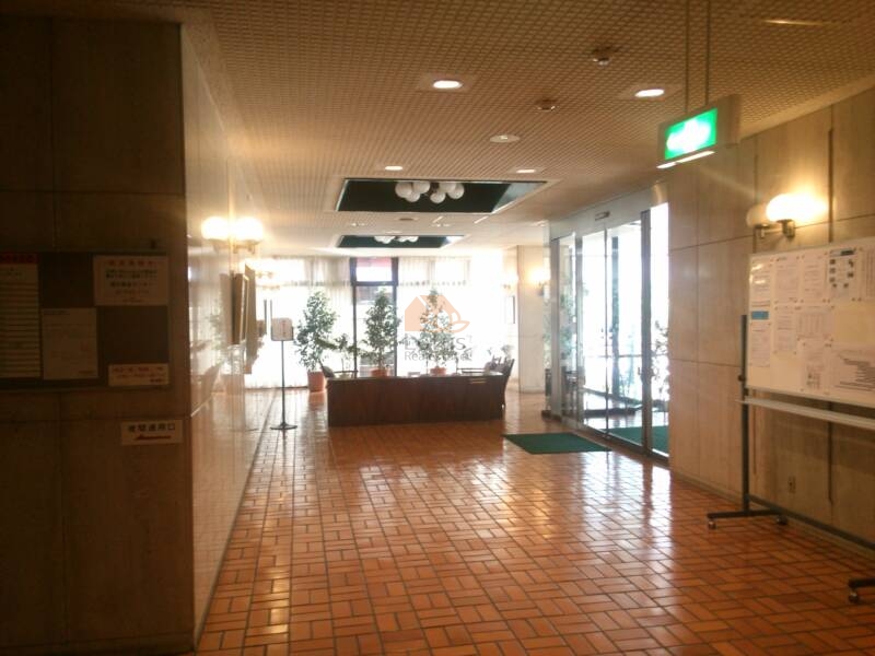 朝日九段マンション共用部4｜朝日九段マンションのエントランスホール。日常時間は管理人さんがいますので目を光らせています。清掃状況も良好でしたので管理体制は良好といえそうです。