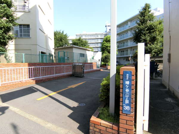 幡ヶ谷ハウス外観共用部13｜実は、建物の裏手にも車路はあります。こちらからも建物に入ることはできます。