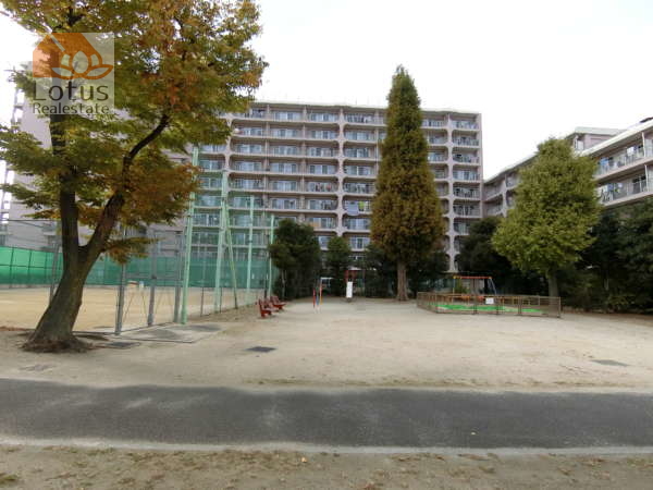 日商岩井綾瀬マンション外観共用部2｜建物東側です。区有の公園と隣接しています。