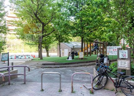 新宿区立花園公園｜「新宿区立花園公園」も徒歩3分程です。区立幼稚園と区立小学校に隣接しています。
