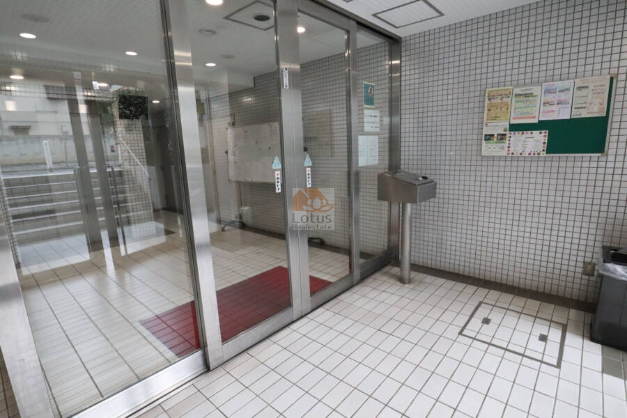 東池袋ハイツ共用部1　管理体制の良さが伝わる明るいエントランスホール｜管理体制の良さが伝わる明るいエントランスホールでした。