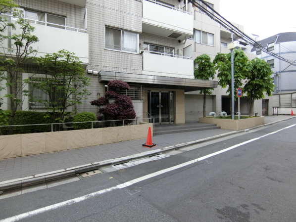 ハイツ面影橋外観共用部8｜エントランスは植栽が施されており、整然としています。